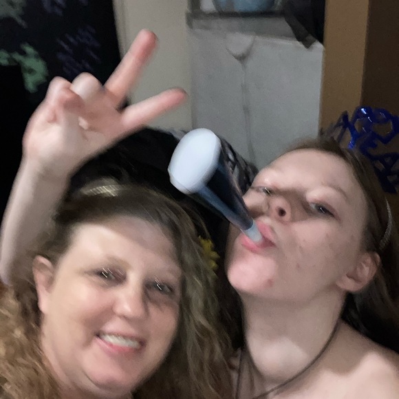 Meet your Posher, Mandie of all Trades - Picture 2 of 6